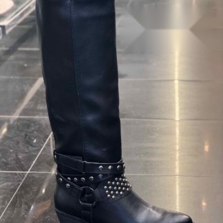 Bota alta con correa de tachuelas en color Negro – Maison Atelier