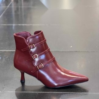 Botín con hebillas en color Burdeos – Maison Atelier