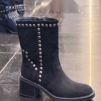 Botín de ante con tachuelas en color Negro – Maison Atelier
