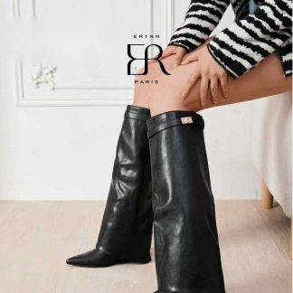 Bota alta con solapa en color Negro – Maison Atelier