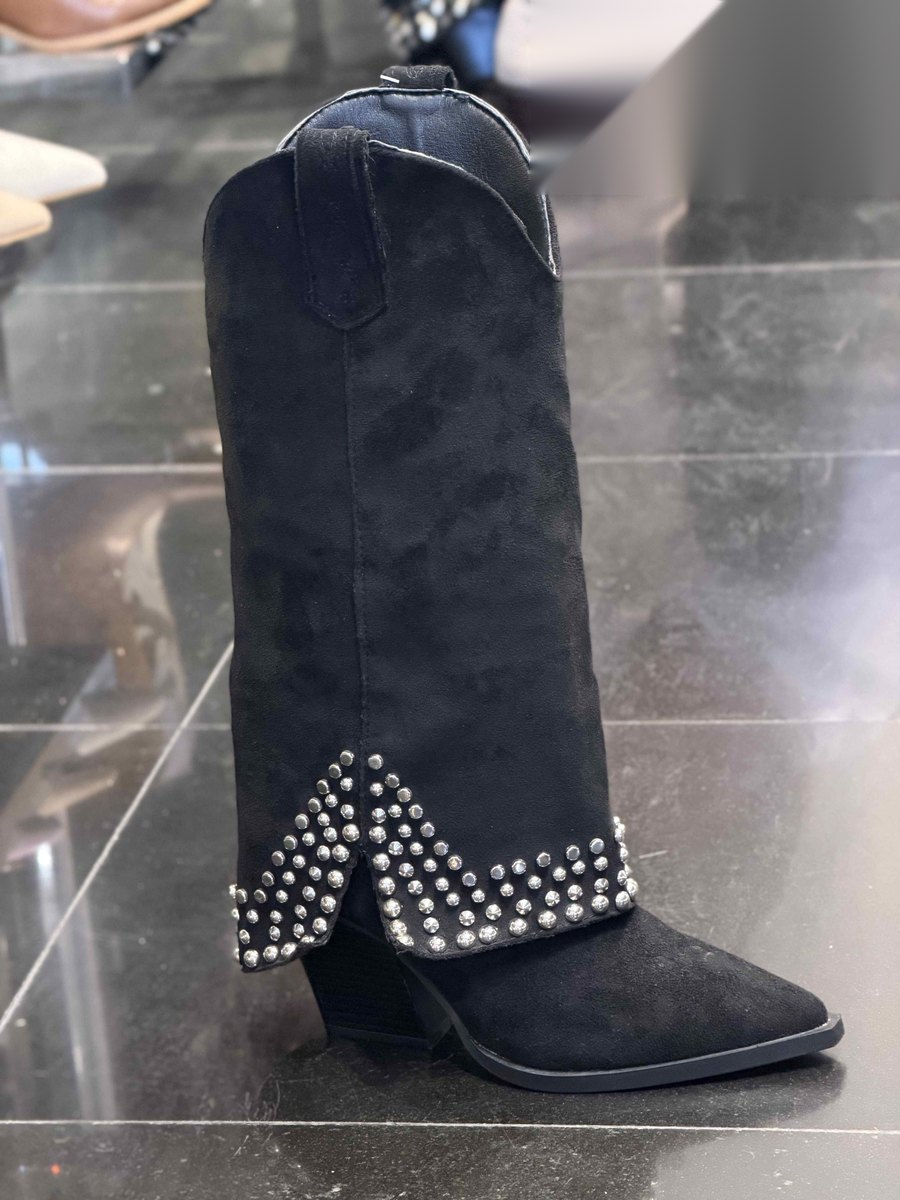 Bota con solapa de tachuelas en color Negro – Maison Atelier