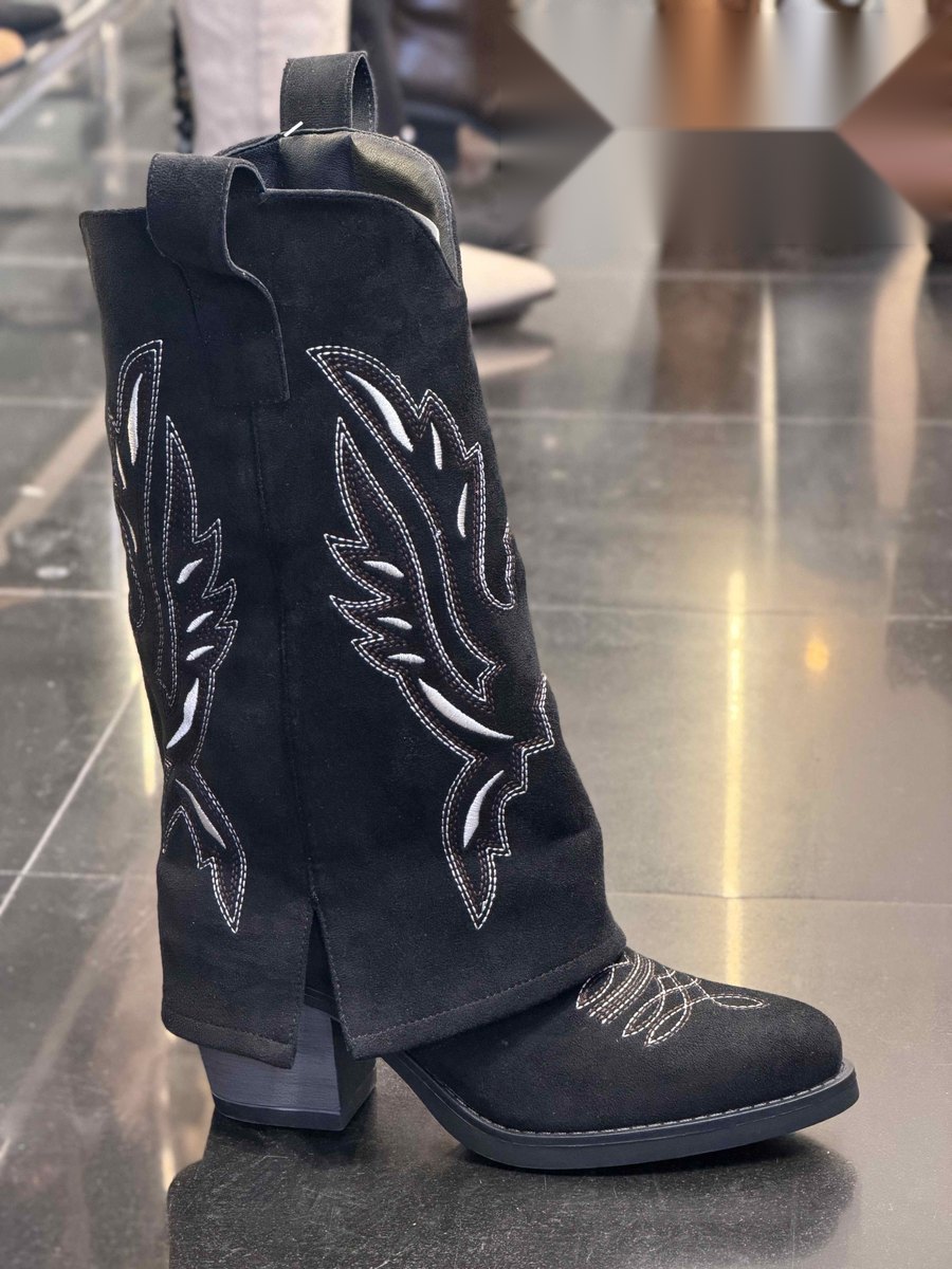 Bota cowboy con solapa bordada en color Negro – Maison Atelier