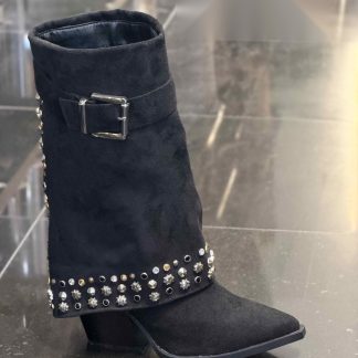 Bota con solapa y hebilla en color Negro – Maison Atelier