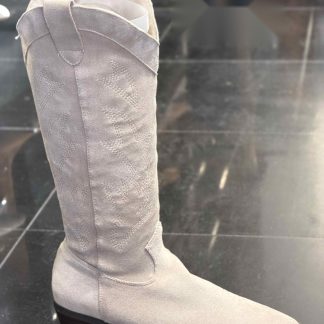 Bota cowboy alta de ante bordada en color Crudo – Maison Atelier