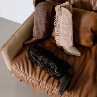 Bota cowboy con flecos en varios colores, foto de ambiente – Maison Atelier