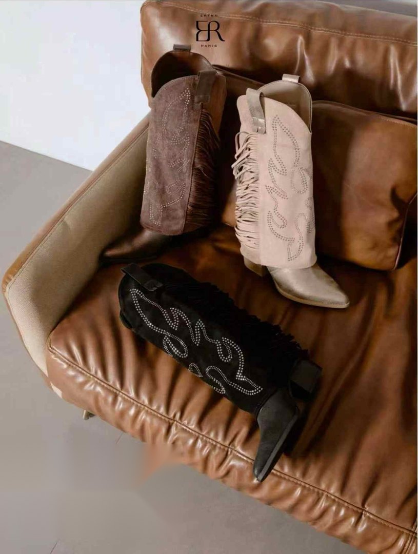 Bota cowboy con flecos en varios colores, foto de ambiente – Maison Atelier